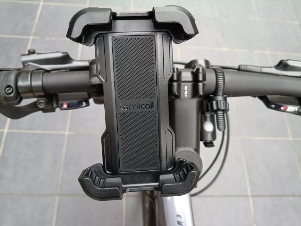 クロスバイクのハンドルに設置したLamicall・自転車スマホホルダー