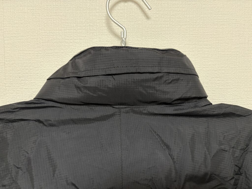 フードを収納した襟の状態