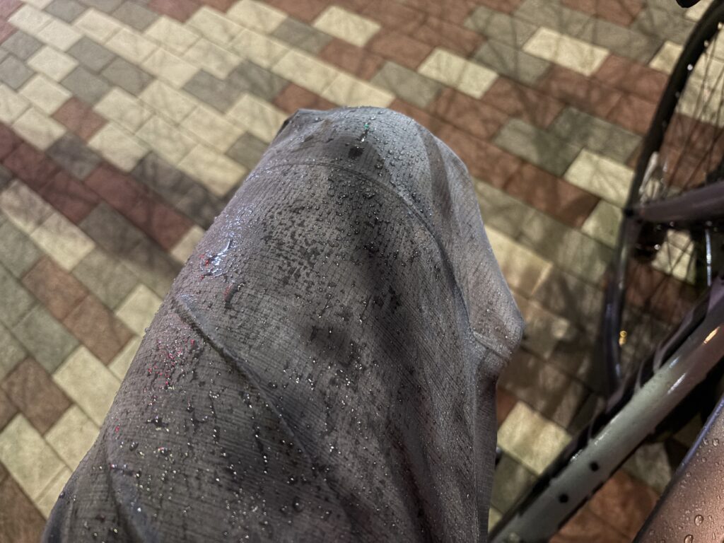 「ベルグテックEX」雨に濡れたパンツ