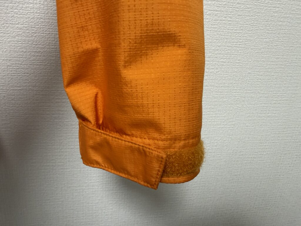 袖口のマジックテープ部分