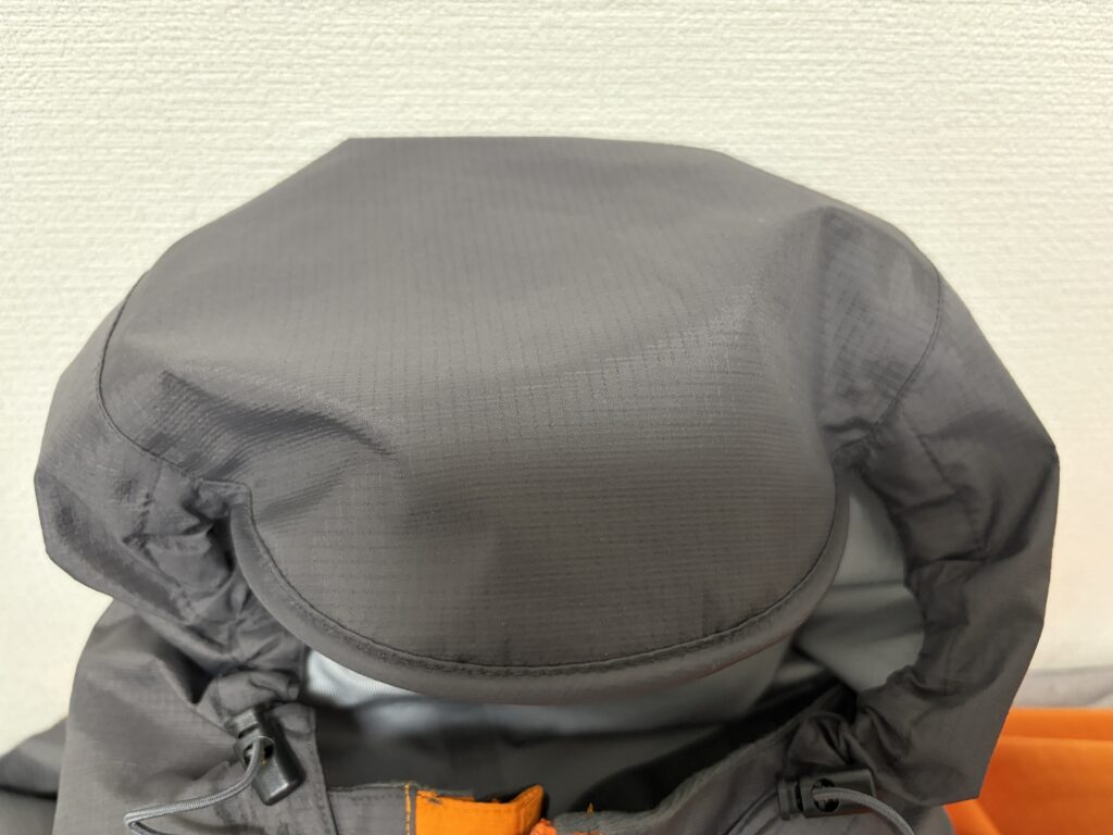 フードのツバ