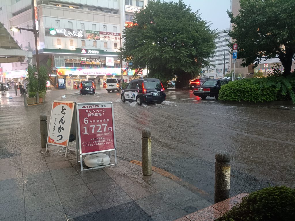 水で溢れかえる巣鴨駅前のロータリー